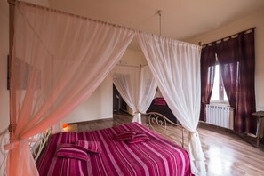 Suite, vistas al lago | Ropa de cama de alta calidad, caja fuerte, escritorio