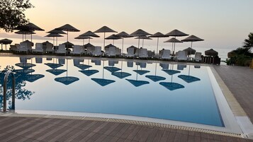 Piscina all'aperto, cabine incluse nel prezzo, ombrelloni da piscina