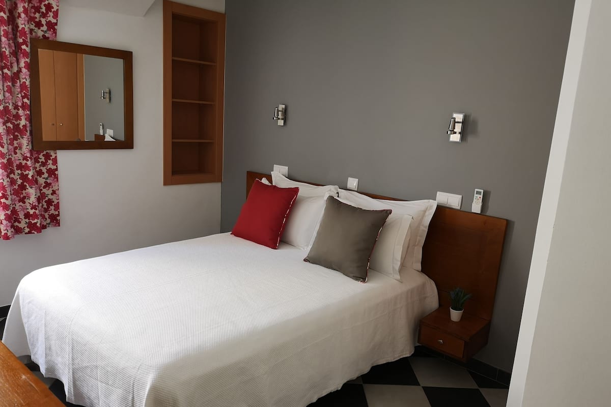Economy Double Room | Peti besi dalam bilik, meja, langsir/tirai gelap terus