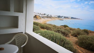 Chambre avec lits jumeaux, balcon, vue sur la mer | Véranda
