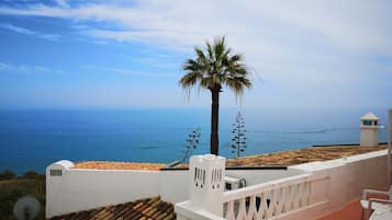 Habitación doble, balcón, vista parcial al mar | Vista desde la habitación