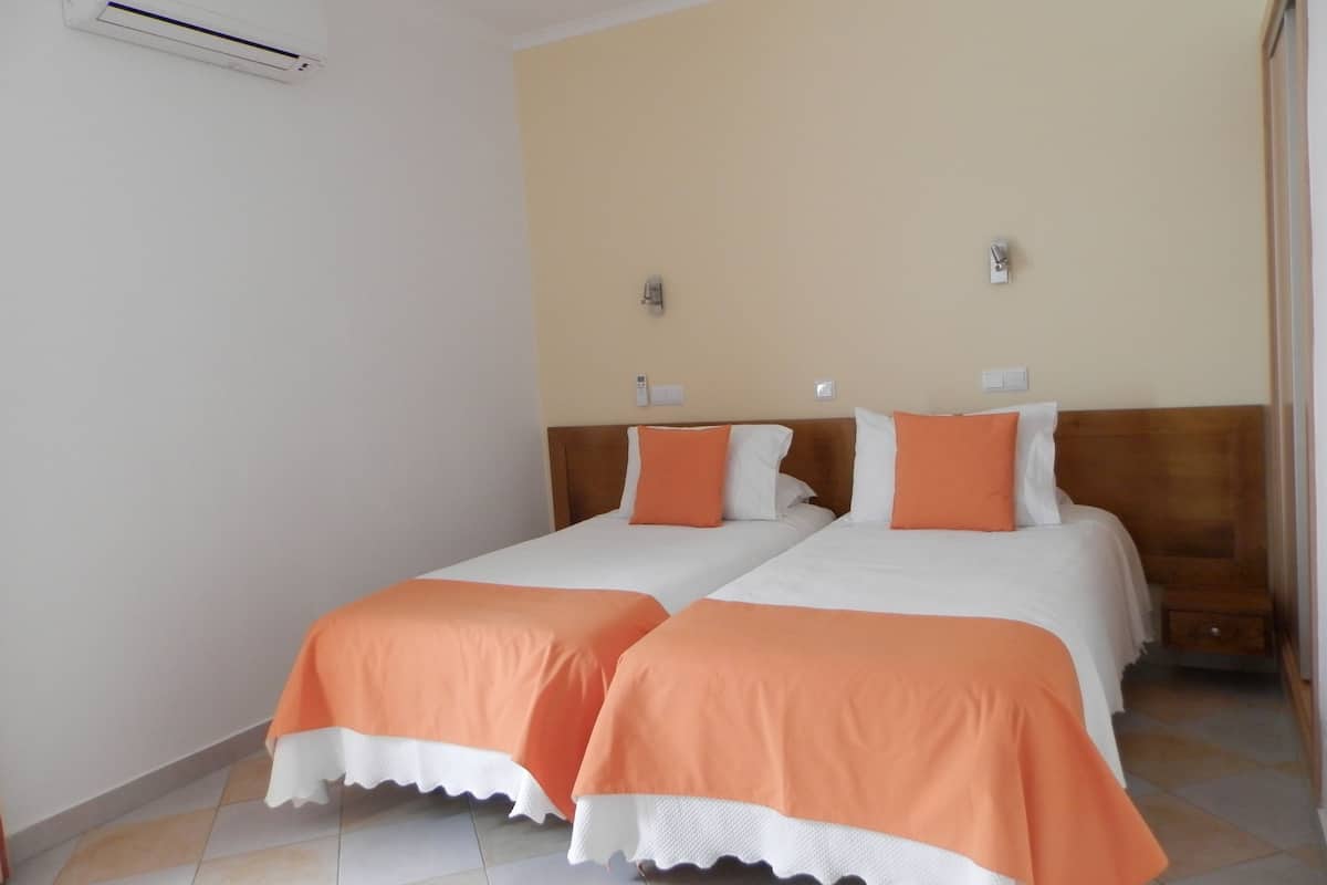 Twin Room, Balcony, Sea View (Top Floor) | Peti besi dalam bilik, meja, langsir/tirai gelap terus