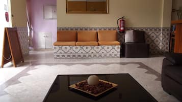 Área de estar no saguão