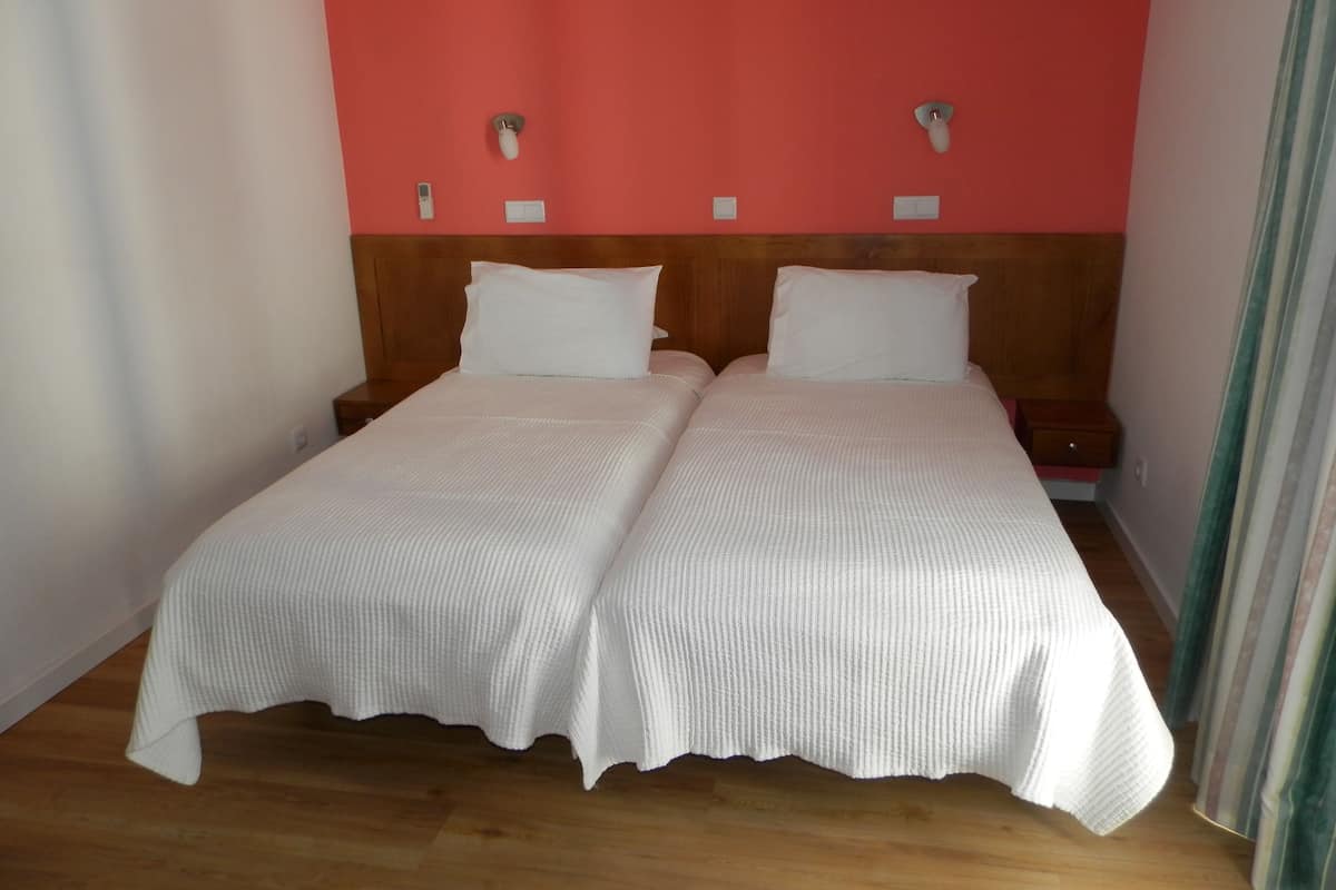 Twin Room | Peti besi dalam bilik, meja, langsir/tirai gelap terus