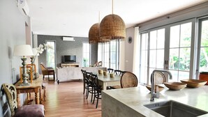 Une cuisine moderne avec un îlot central, des chaises en bois et une table à manger.