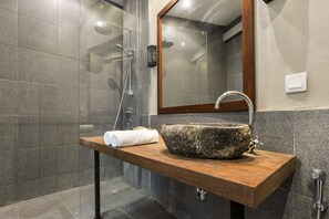 Badewanne und Dusche (separat), Handtücher