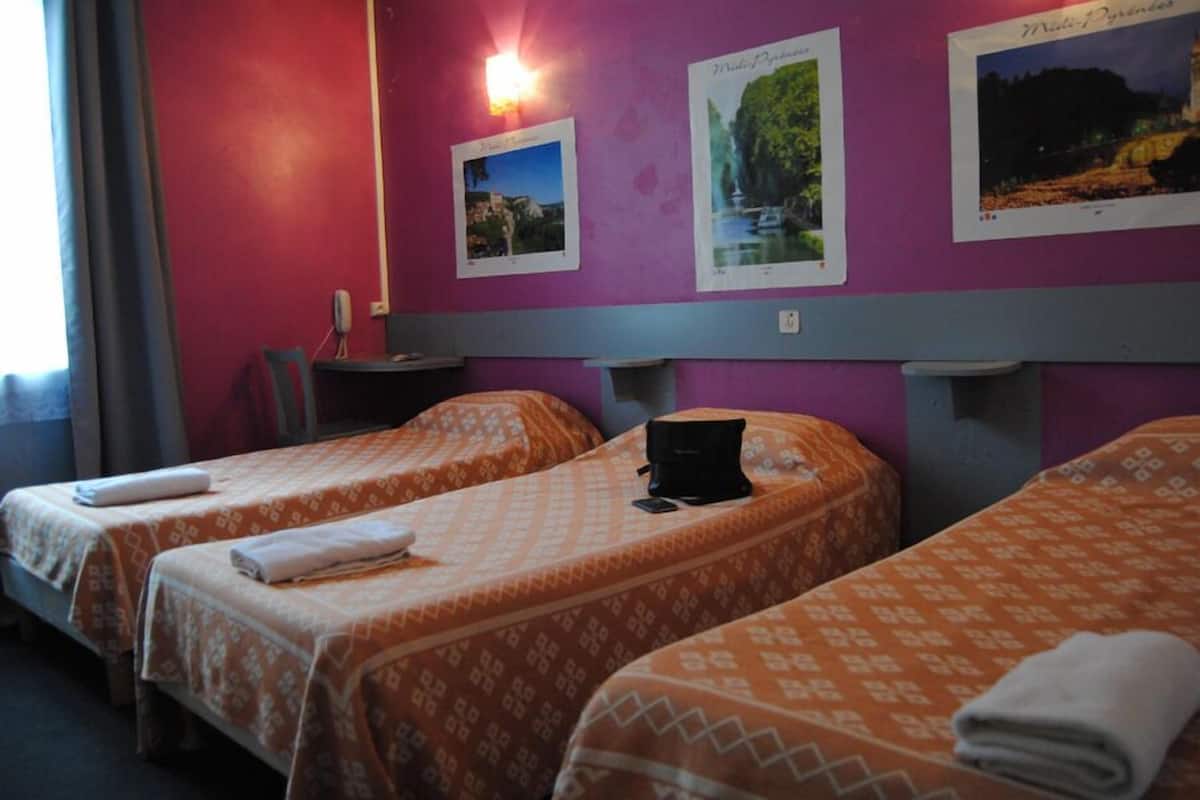Desk, free cots/infant beds, free WiFi