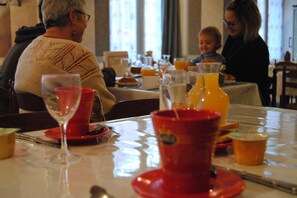 Petit déjeuner, déjeuner et dîner servis sur place