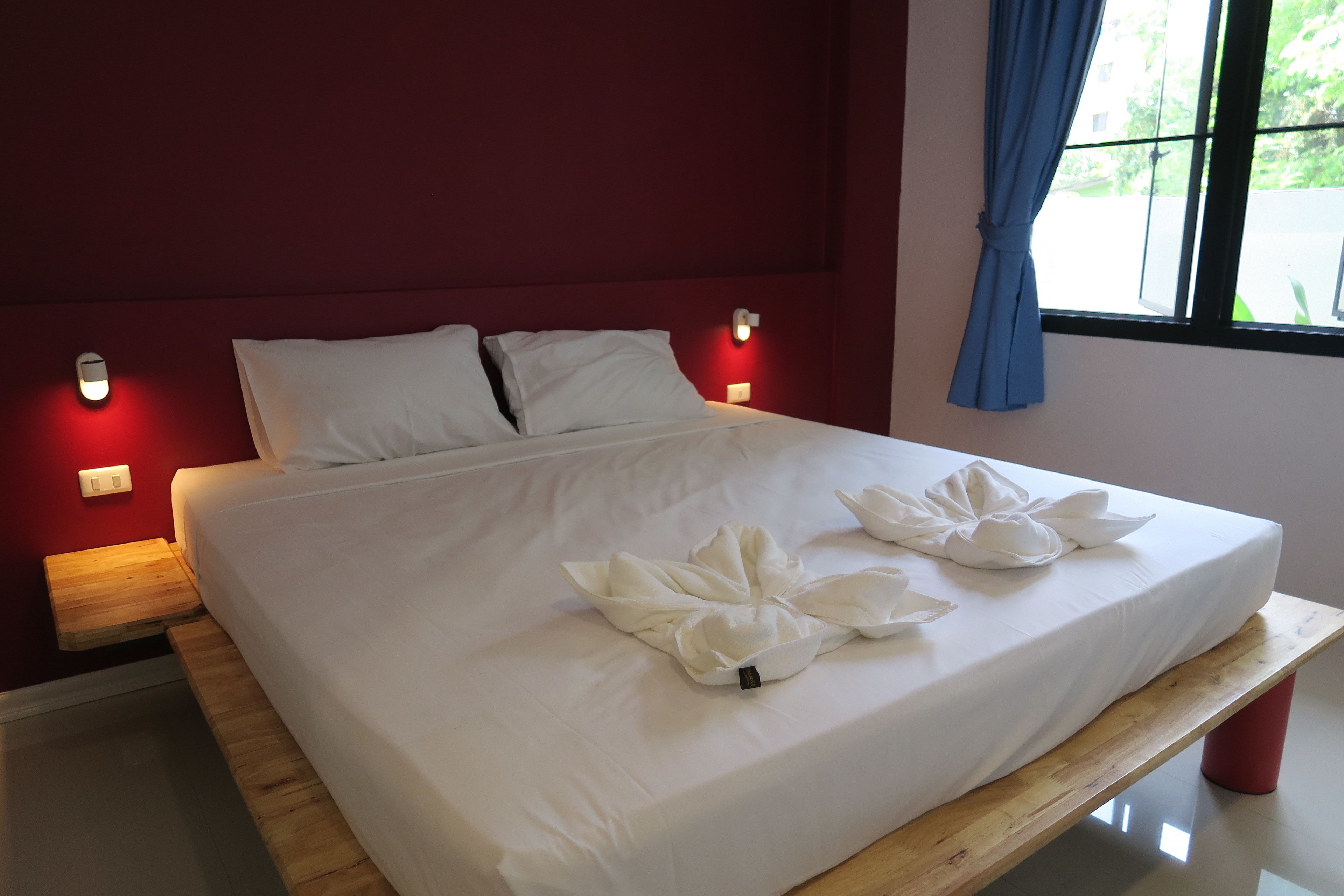 basic double room, 1 king bed | minibar, in-room safe, desk, blackout curtains