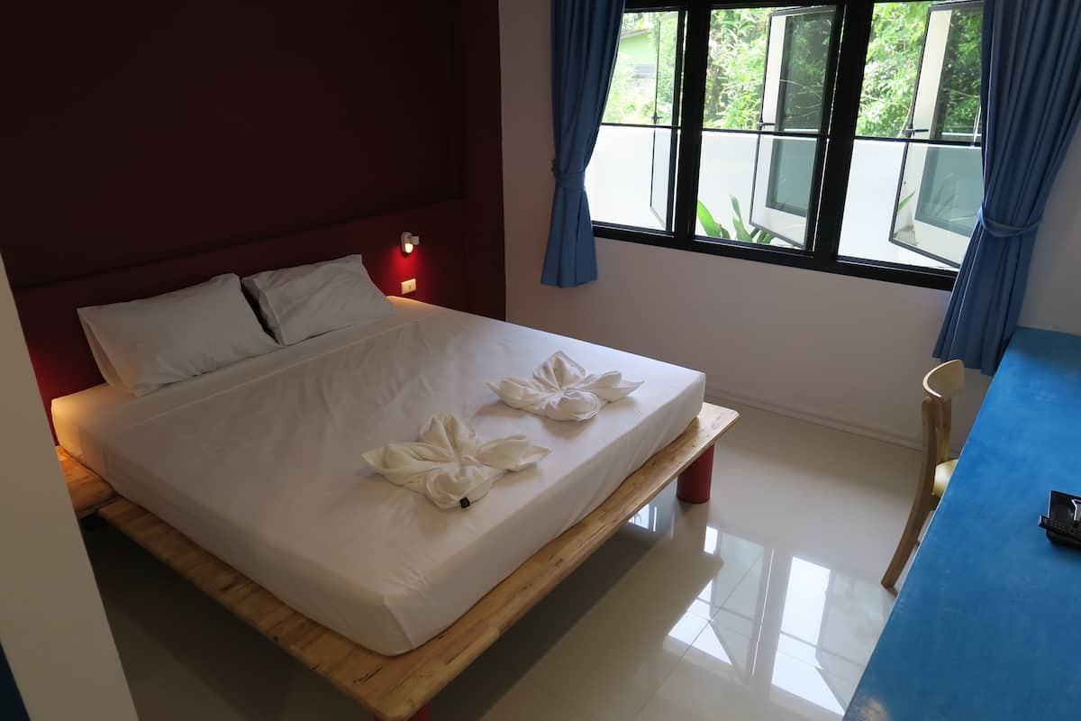 Basic Double Room, 1 King Bed | Minibar, in-room safe, desk, blackout drapes