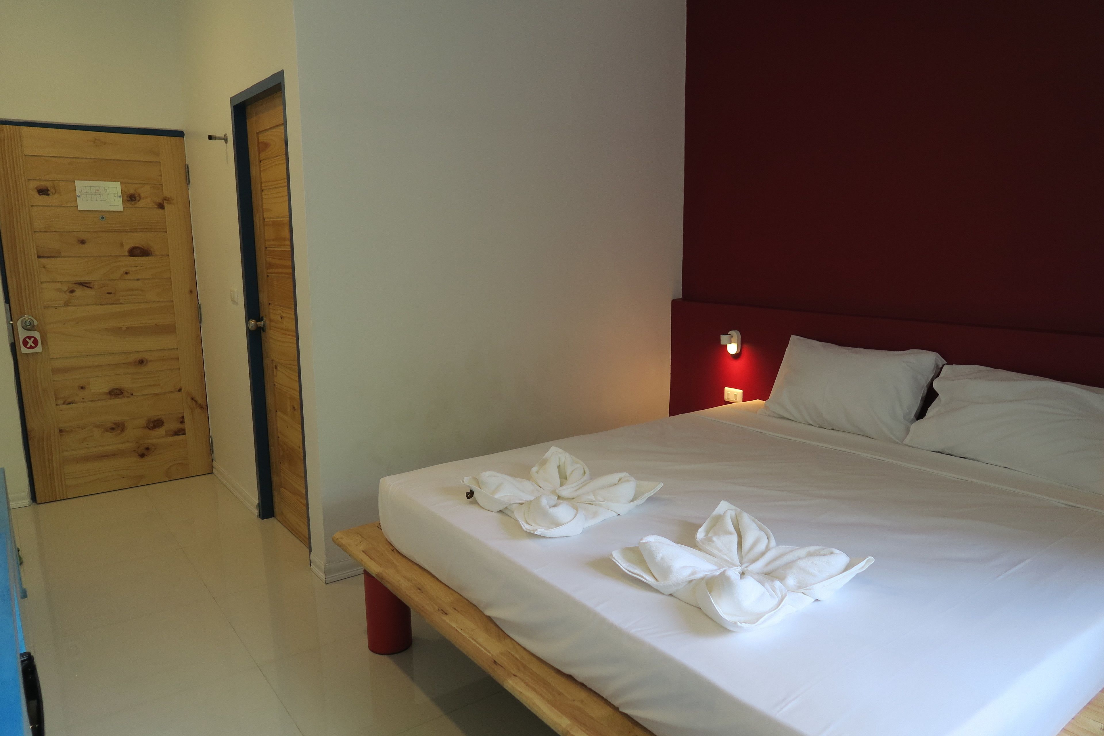 basic double room, 1 king bed | minibar, in-room safe, desk, blackout curtains