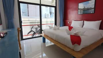 Kamar Double Ekonomi, balkon | Minibar, brankas, meja kerja, dan tirai kedap cahaya