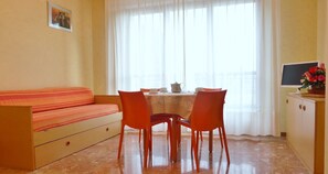 Comfort-Apartment, 1 Schlafzimmer | Wohnbereich | 22-Zoll-Flachbildfernseher mit Digitalempfang, Fernseher