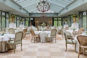 2 من المطاعم، حيث تُقدم وجبات الإفطار، الغداء، الأطباق الإسكندنافية