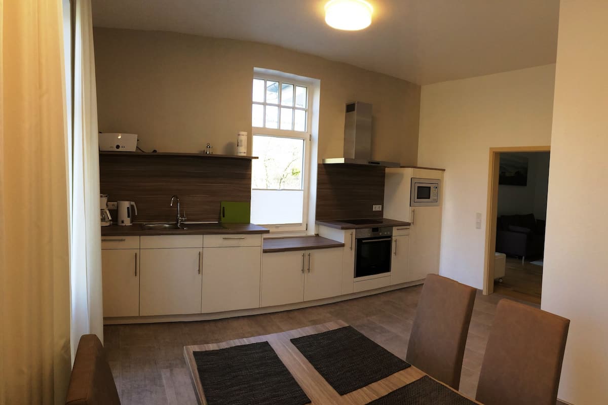 Appartement (C) | Privékeuken | Een koelkast, een magnetron, een oven, een kookplaat
