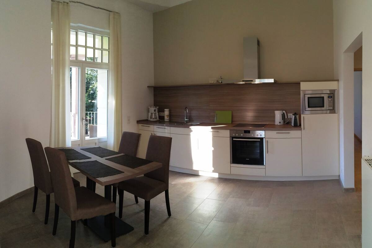 Appartement (A) | Privékeuken | Een koffiezetapparaat/waterkoker, een koelkast, een microgolfoven