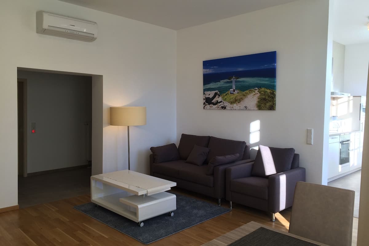 Appartement (D) | Woonruimte | Een flatscreentelevisie en een mp3-dock