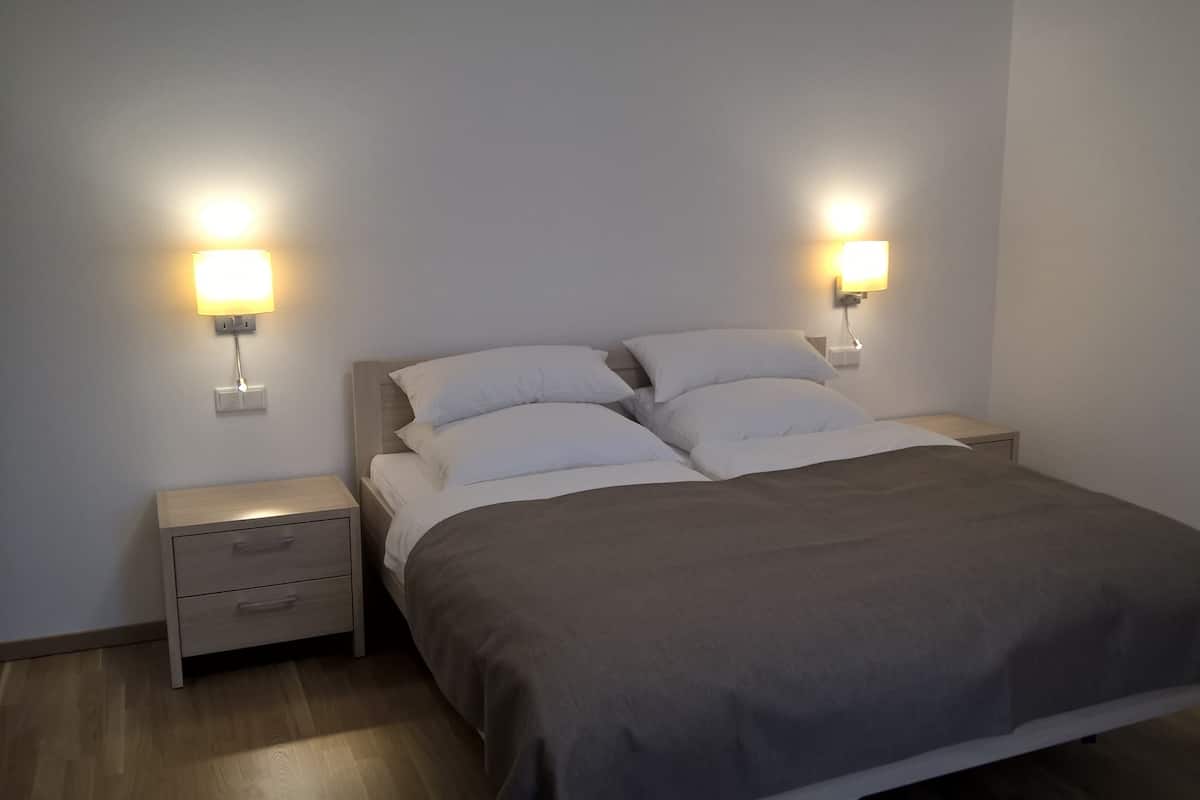 Appartement (F) | 1 slaapkamer, luxe beddengoed, een kluis op de kamer, een bureau