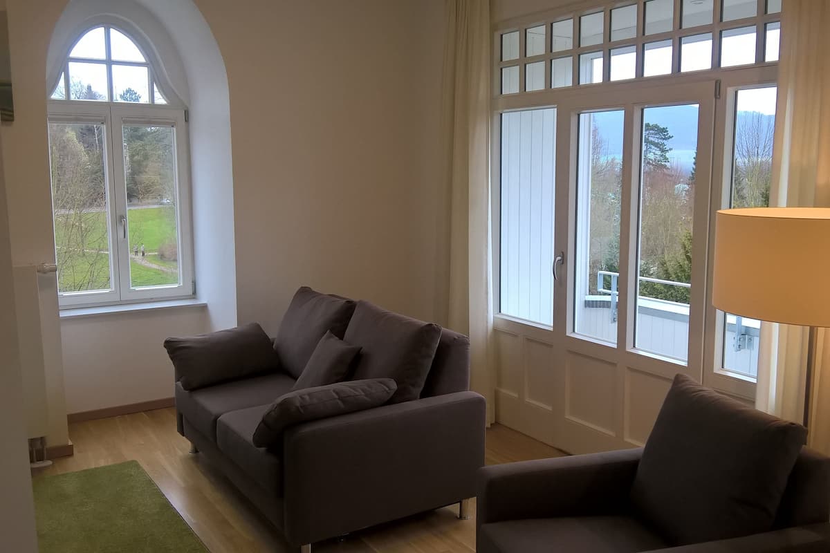 Appartement (E) | Woonkamer | Flatscreentelevisie