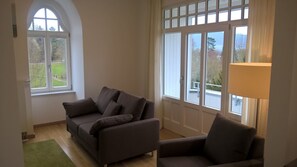 Apartment (E) | Living room