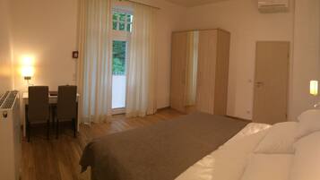 Apartment (C) | 1 bedroom, premium bedding, in-room safe, desk