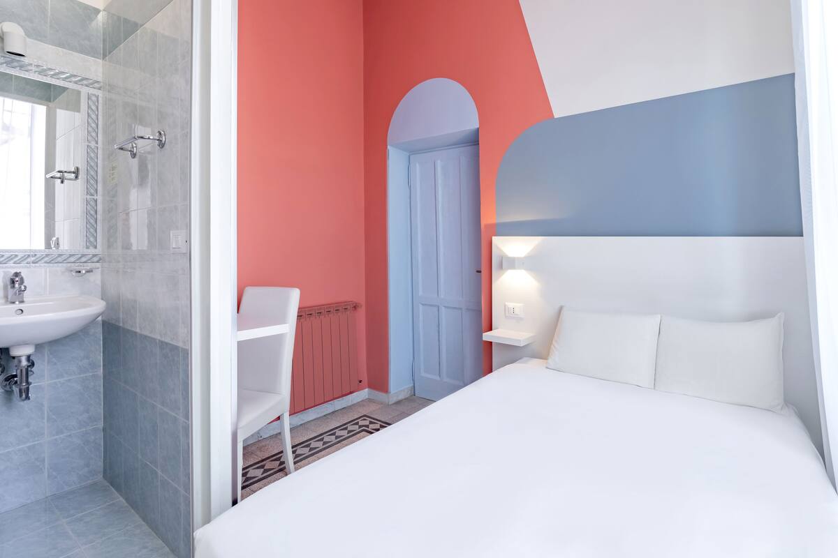 In-room safe, WiFi (free), bed sheets