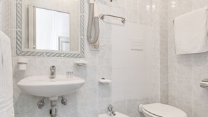 A modern bathroom with a white sink, bidet, and toilet. - Hotel Infinito (Rome)