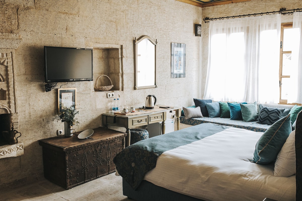 Luxury Studio Suite | Minibar, blackout drapes, soundproofing, iron/ironing board (on request)