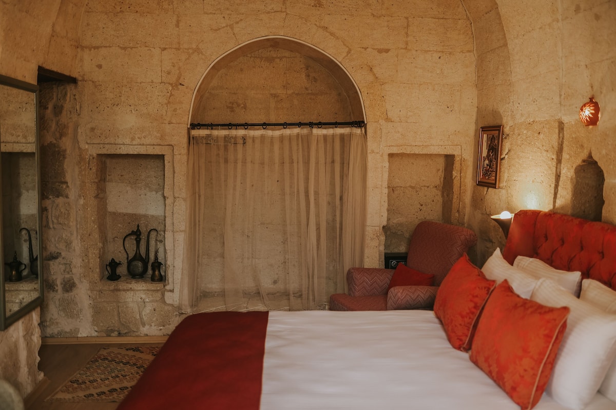 Romantic Double or Twin Room | Minibar, blackout drapes, soundproofing, iron/ironing board (on request)