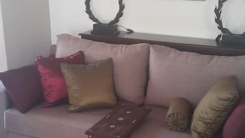 Departamento, 2 habitaciones | Sala de estar | Televisión de pantalla plana