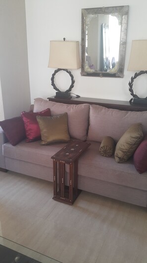 Apartament, 2 dormitoris | Sala d'estar | Televisor de pantalla plana