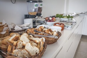 Un buffet proposant une variété de pains et de fruits.