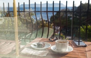 Minibar, escritorio y sistema de insonorización