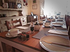 Free daily full breakfast - The Moorhead Bed & Breakfast (Shrewsbury)