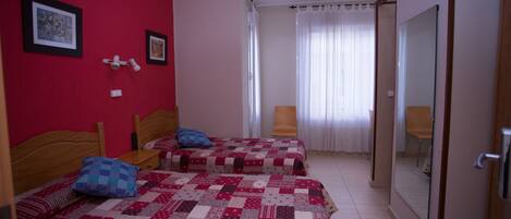 TvÄbÀddsrum - delat badrum | MörklÀggningsgardiner och gratis wi-fi