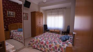 Double Room, Shared Bathroom | Blackout curtains, free WiFi