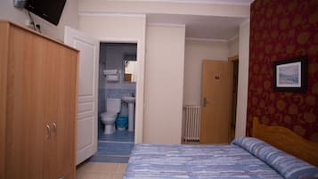 Habitació amb dos llits individuals, bany privat | Cortines opaques i wifi gratuïta