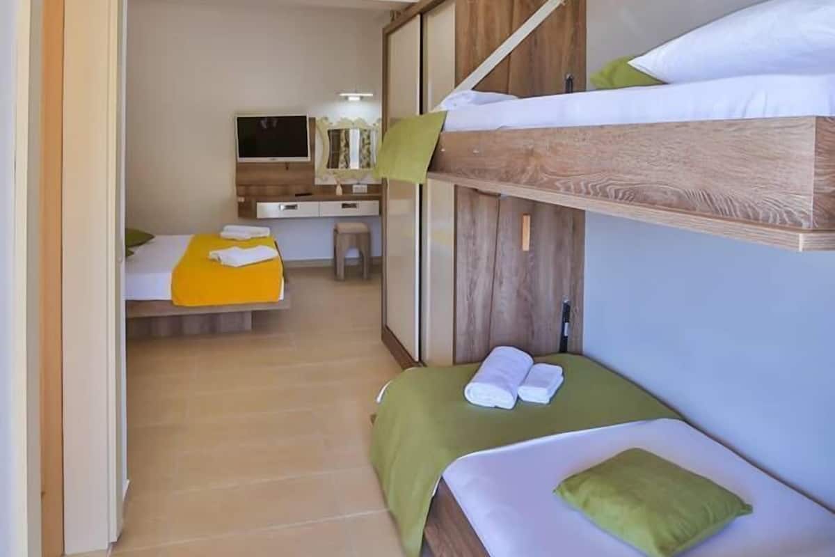 Familiekamer, balkon, uitzicht op zee | Een bureau, geluiddichte muren, gratis wifi, beddengoed