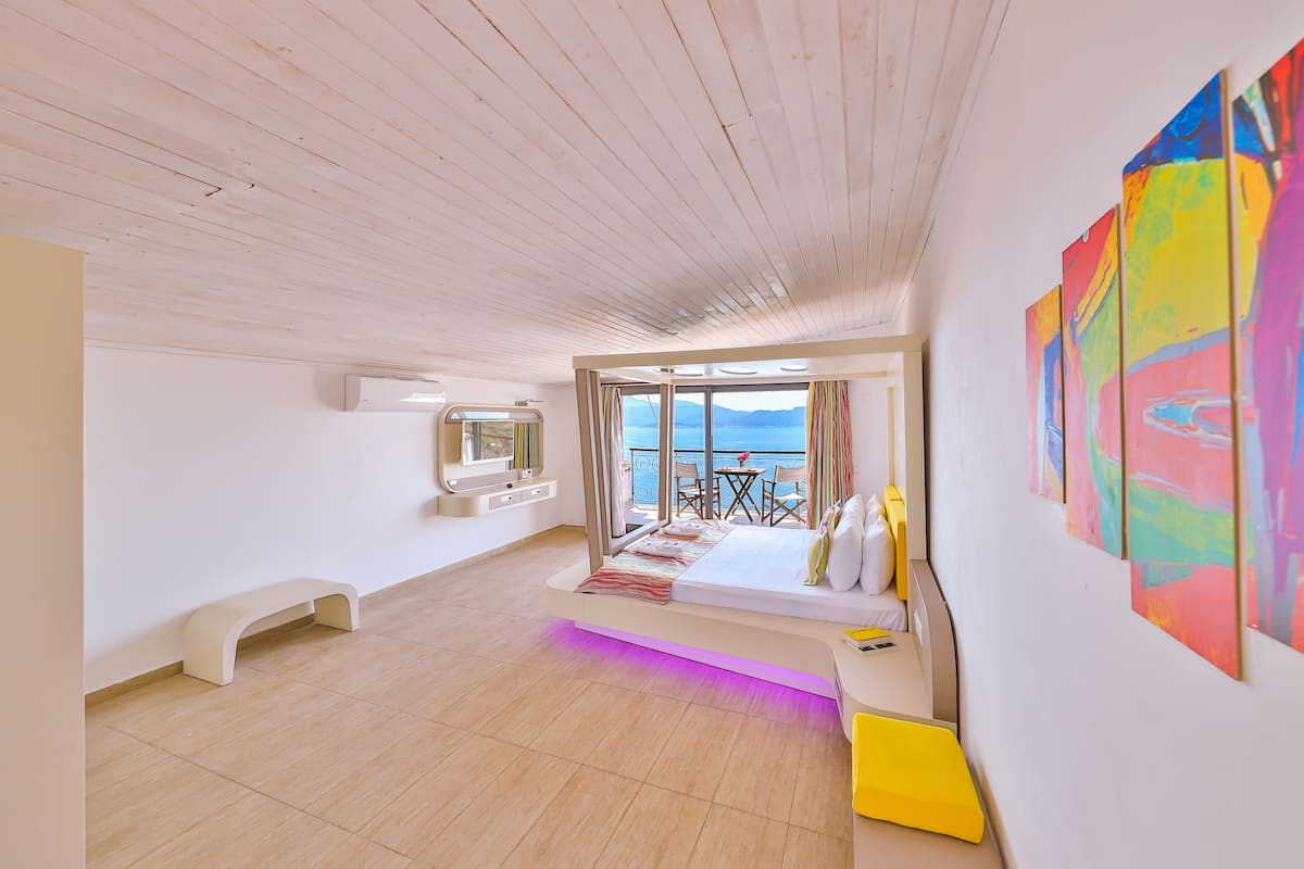 Superior tweepersoonskamer, balkon, uitzicht op zee | Een bureau, geluiddichte muren, gratis wifi, beddengoed