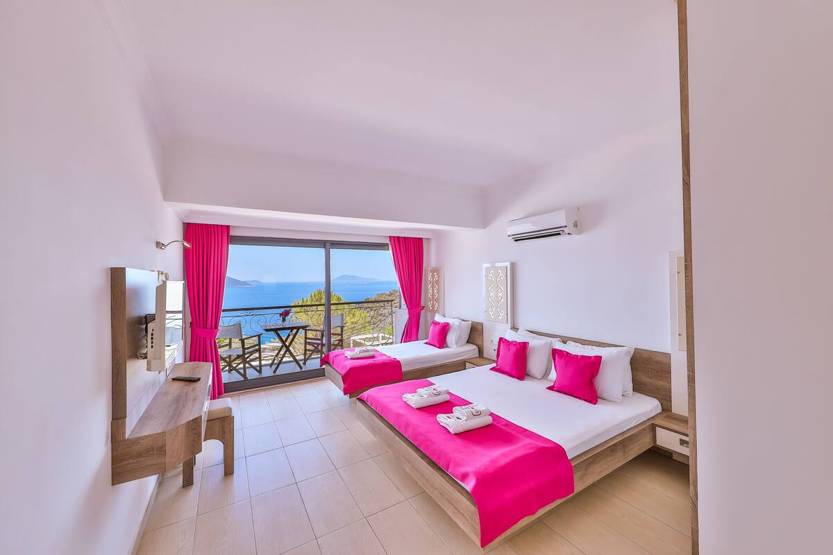 Comfort driepersoonskamer, balkon, uitzicht op zee | Uitzicht vanuit de kamer