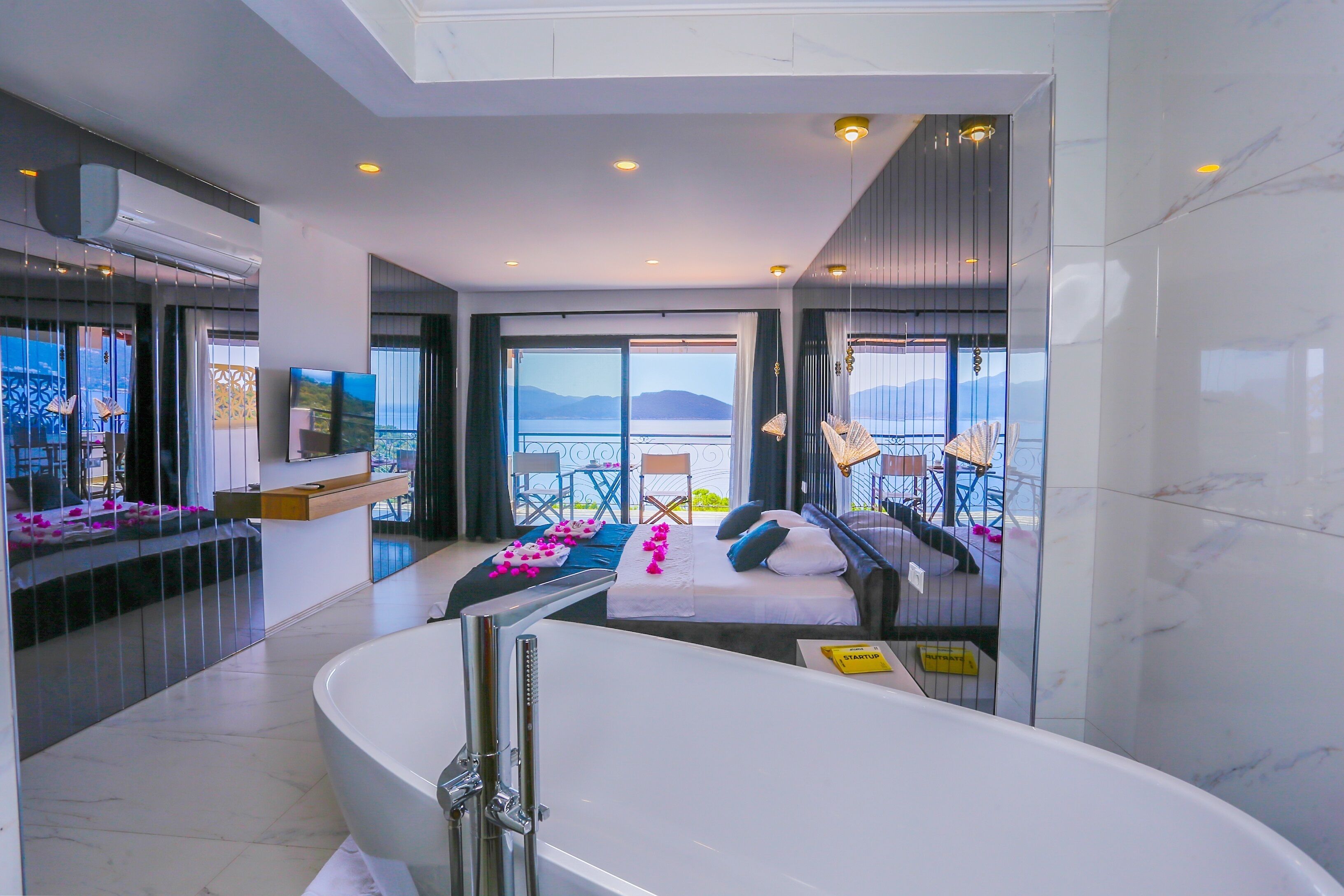 deluxe room, lanai, sea view | 1 bedroom, desk, soundproofing, free wifi