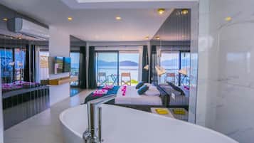 Deluxe Room, Lanai, Sea View | Desk, soundproofing, free WiFi, bed sheets