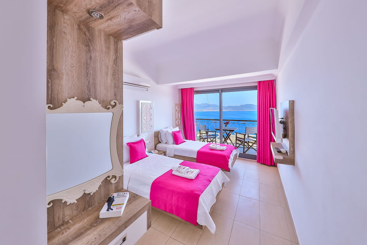 Twin kamer, balkon, uitzicht op zee | Een bureau, geluiddichte muren, gratis wifi, beddengoed