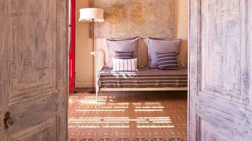 Caixa forta a l'habitació, decoració individual i mobiliari individual