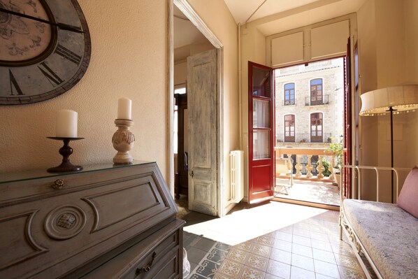 Caja fuerte, decoración individual, mobiliario individual y escritorio