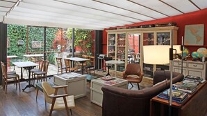 Una habitación acogedora y bien iluminada con muebles de madera, un ventanal grande y un globo en la pared.
