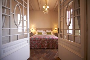 Habitación junior (Junior Suite) | Caja fuerte, decoración individual, mobiliario individual y escritorio