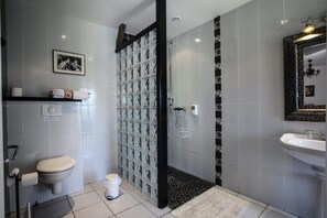 Bathroom - Domaine de la Rhonie (Meyrals)
