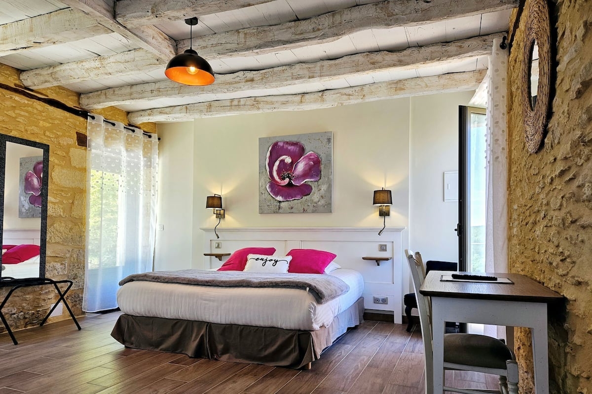 Traditional Double Room | Desk, WiFi (free), individually decorated, individually furnished