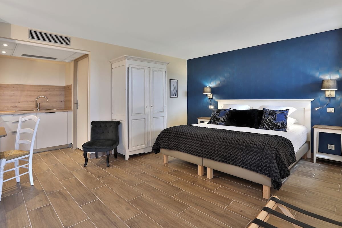 Superior Studio | Desk, WiFi (free), individually decorated, individually furnished